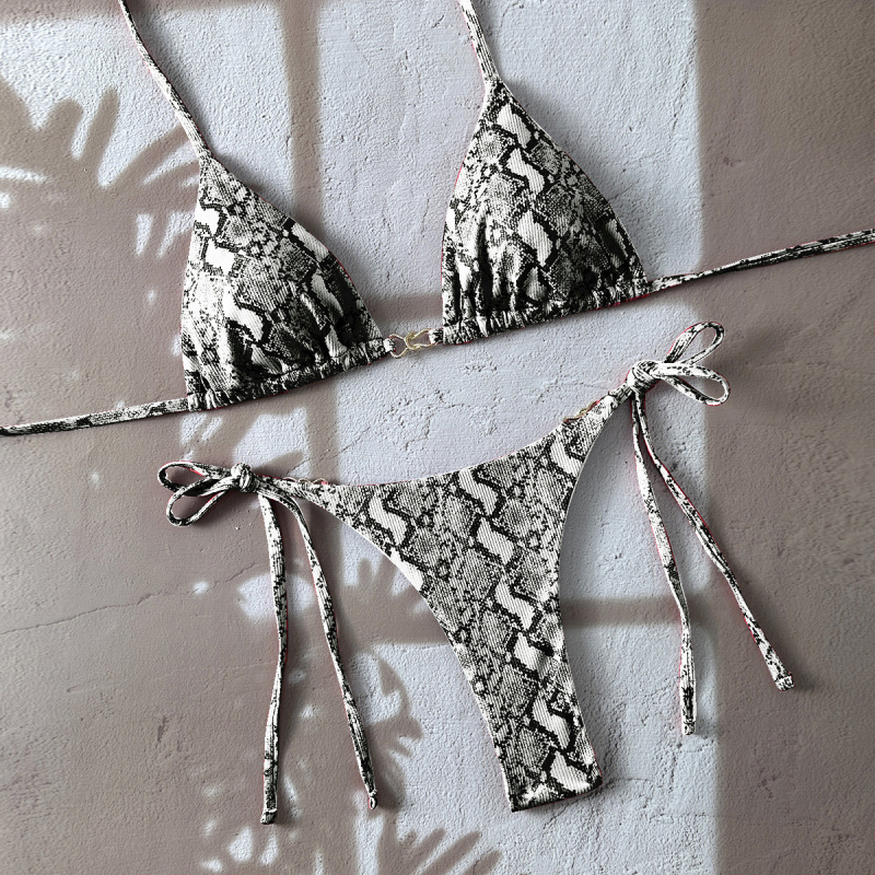Dvodijelni bikini s uzorkom zmijske kože, halter vrat, seksi otvoreni leđa; tkanina: 82% polyester, 18% elastan; podstava: 18% spandeks