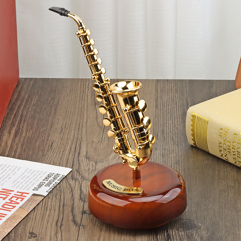 Saksofono muzikos dėžutė skaitiniam stalo dekoravimui — pasukama, ABS, kinų stilius, injekcinis liejimas (Prekės ženklas: Shipin Toys; Medžiaga: ABS; Stilius: Kinų; Gamyba: Injekcinis liejimas; IP: Ne)