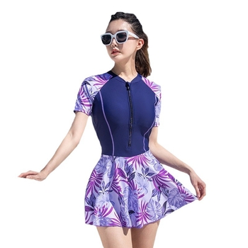 Γυναικείο ολόσωμο μαγιό με κοντά μανίκια, εκτύπωση, κάλυψη κοιλιάς, αδυναμωτικός κόψιμος, cups με επένδυση χωρίς μεταλλική υποστήριξη, 45% πολυεστέρας, επένδυση 20% σπαντέξ, βάρος 450 g, κατάλληλο για γυμναστική και κολύμβηση