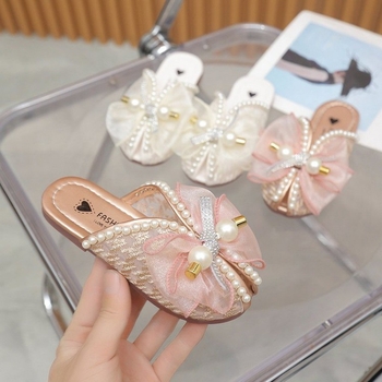 Bērnu sandalēs — samta augšdaļa, mežģīņu tīklu dizains, atvērts pirksts, pērļu dekorācija priekšējā daļā, teļa cīpslas zole