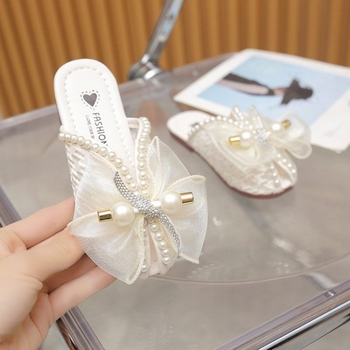 Bērnu sandalēs — samta augšdaļa, mežģīņu tīklu dizains, atvērts pirksts, pērļu dekorācija priekšējā daļā, teļa cīpslas zole