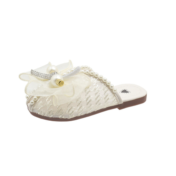 Bērnu sandalēs — samta augšdaļa, mežģīņu tīklu dizains, atvērts pirksts, pērļu dekorācija priekšējā daļā, teļa cīpslas zole