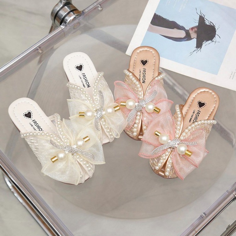 Bērnu sandalēs — samta augšdaļa, mežģīņu tīklu dizains, atvērts pirksts, pērļu dekorācija priekšējā daļā, teļa cīpslas zole