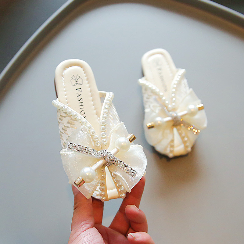 Bērnu sandalēs — samta augšdaļa, mežģīņu tīklu dizains, atvērts pirksts, pērļu dekorācija priekšējā daļā, teļa cīpslas zole