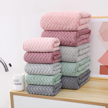 Dušo rankšluostis su medžių lapų raštu, koralinis flisas, 150D siūlas, siuvinėtas kraštas, svoris 80–100 g