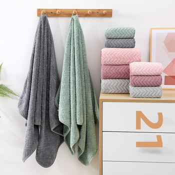 Dušo rankšluostis su medžių lapų raštu, koralinis flisas, 150D siūlas, siuvinėtas kraštas, svoris 80–100 g