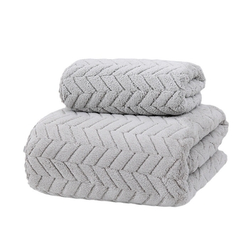 Dušo rankšluostis su medžių lapų raštu, koralinis flisas, 150D siūlas, siuvinėtas kraštas, svoris 80–100 g