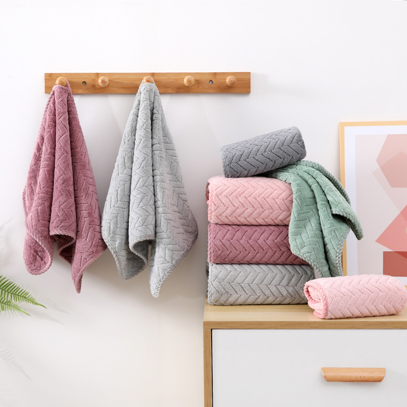 Dušo rankšluostis su medžių lapų raštu, koralinis flisas, 150D siūlas, siuvinėtas kraštas, svoris 80–100 g