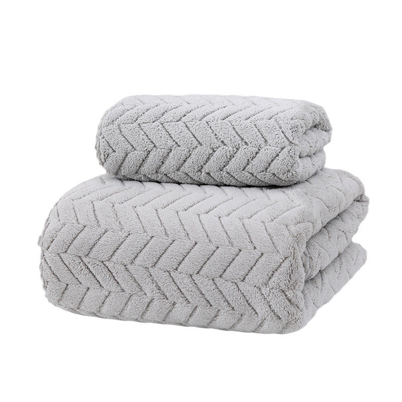 Dušo rankšluostis su medžių lapų raštu, koralinis flisas, 150D siūlas, siuvinėtas kraštas, svoris 80–100 g