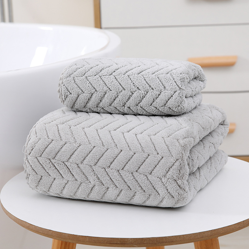 Dušo rankšluostis su medžių lapų raštu, koralinis flisas, 150D siūlas, siuvinėtas kraštas, svoris 80–100 g