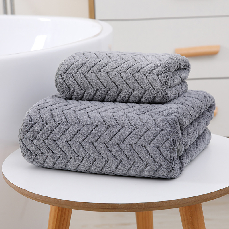 Dušo rankšluostis su medžių lapų raštu, koralinis flisas, 150D siūlas, siuvinėtas kraštas, svoris 80–100 g