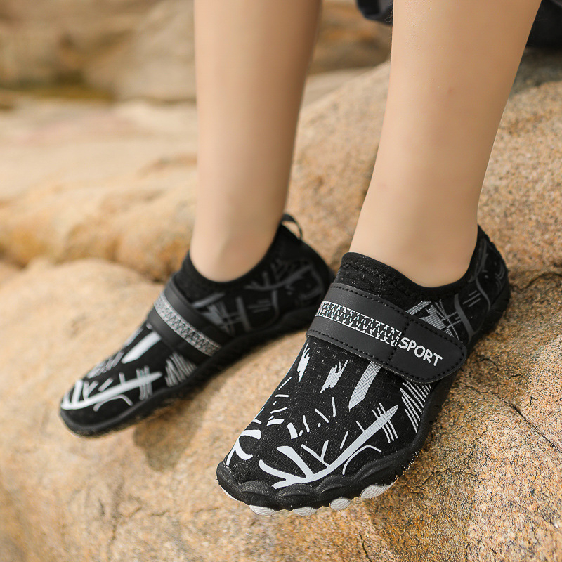 Vaikų bateliai šokinėjimui virve (Velcro užsegimas; vidutinio aukščio viršus; viršus: oro sluoksnis + sintetinė oda; vidpadis EVA; padas priešslydintis)