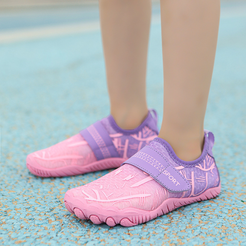 Vaikų bateliai šokinėjimui virve (Velcro užsegimas; vidutinio aukščio viršus; viršus: oro sluoksnis + sintetinė oda; vidpadis EVA; padas priešslydintis)