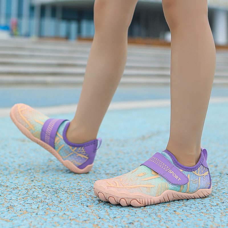 Vaikų bateliai šokinėjimui virve (Velcro užsegimas; vidutinio aukščio viršus; viršus: oro sluoksnis + sintetinė oda; vidpadis EVA; padas priešslydintis)