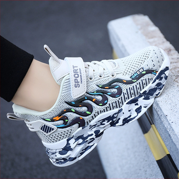 Naik Wolf fiúknak szóló futócipő Naik Wolf (Légáteresztő hálós felsőrész; Velcro zárás; Flaming minta; EVA talp; Minden évszakban használható)