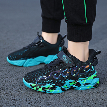 Naik Wolf fiúknak szóló futócipő Naik Wolf (Légáteresztő hálós felsőrész; Velcro zárás; Flaming minta; EVA talp; Minden évszakban használható)