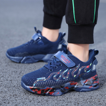 Naik Wolf fiúknak szóló futócipő Naik Wolf (Légáteresztő hálós felsőrész; Velcro zárás; Flaming minta; EVA talp; Minden évszakban használható)