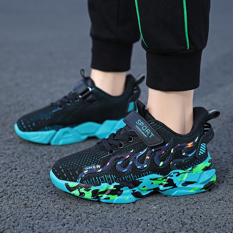 Naik Wolf fiúknak szóló futócipő Naik Wolf (Légáteresztő hálós felsőrész; Velcro zárás; Flaming minta; EVA talp; Minden évszakban használható)