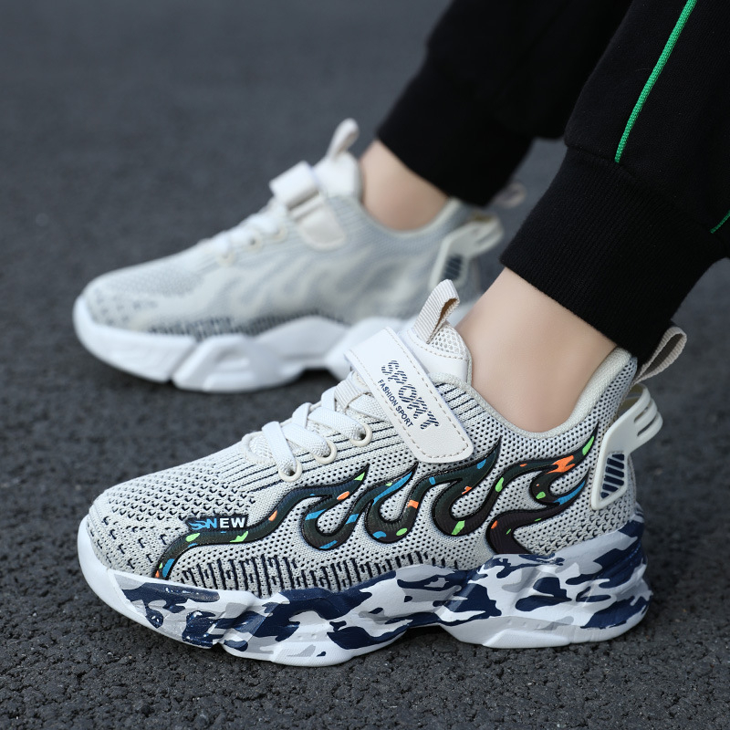 Naik Wolf fiúknak szóló futócipő Naik Wolf (Légáteresztő hálós felsőrész; Velcro zárás; Flaming minta; EVA talp; Minden évszakban használható)