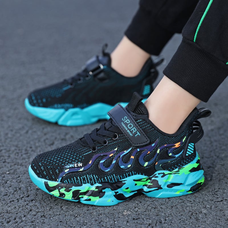 Naik Wolf fiúknak szóló futócipő Naik Wolf (Légáteresztő hálós felsőrész; Velcro zárás; Flaming minta; EVA talp; Minden évszakban használható)