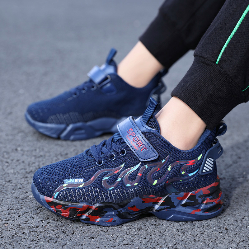 Naik Wolf fiúknak szóló futócipő Naik Wolf (Légáteresztő hálós felsőrész; Velcro zárás; Flaming minta; EVA talp; Minden évszakban használható)