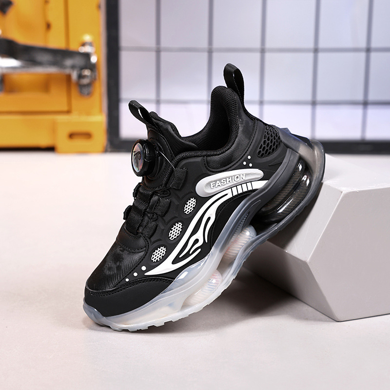 Fiúknak készült sportcipő, felsőrész: háló és mű PU; zárás: csat; alacsony boka; EVA talp; 4–16 éves korosztály