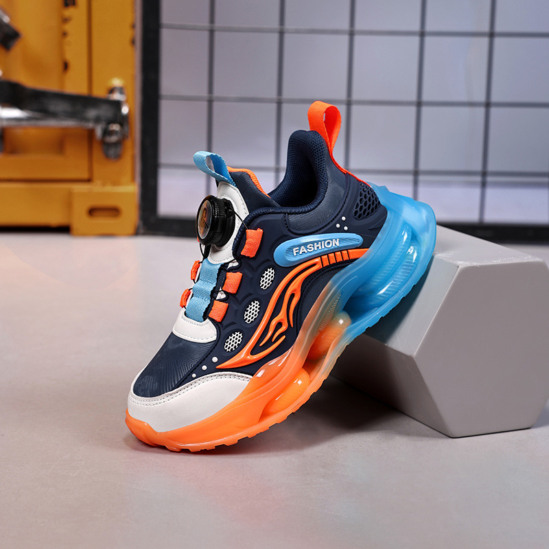 Fiúknak készült sportcipő, felsőrész: háló és mű PU; zárás: csat; alacsony boka; EVA talp; 4–16 éves korosztály