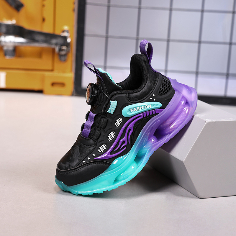 Fiúknak készült sportcipő, felsőrész: háló és mű PU; zárás: csat; alacsony boka; EVA talp; 4–16 éves korosztály