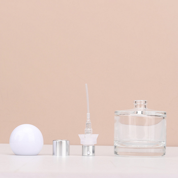 Стъклена бутилка за спрей парфюм, изработена чрез формиране на бутилки; лицензирано частно етикетиране; Марка: Makeup shopkeeper; Опаковка: ниво 2.