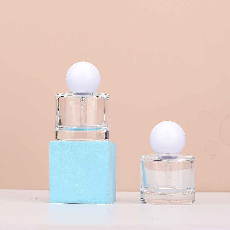 Стъклена бутилка за спрей парфюм, изработена чрез формиране на бутилки; лицензирано частно етикетиране; Марка: Makeup shopkeeper; Опаковка: ниво 2.