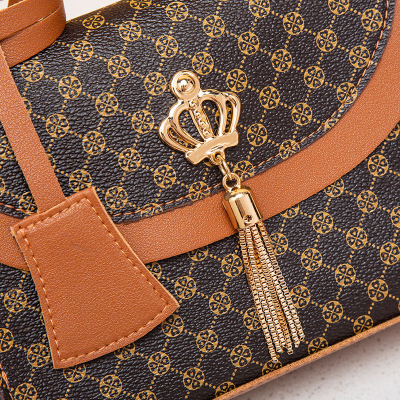 Geantă crossbody pătrată cu ciucuri în formă de coroană, PU, stil stradal, formă orizontală pătrată, închidere tip capac, geantă cu capac