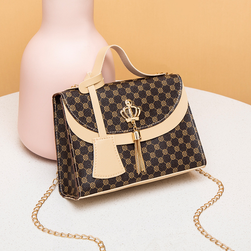 Geantă crossbody pătrată cu ciucuri în formă de coroană, PU, stil stradal, formă orizontală pătrată, închidere tip capac, geantă cu capac