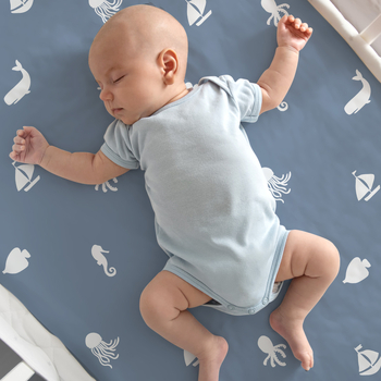 Kūdikių lovytės čiužinio užvalkalas su guma — poliesteris, skaitmeninis spausdinimas, svoris mažiau nei 300 g, šiuolaikiškas minimalistinis stilius