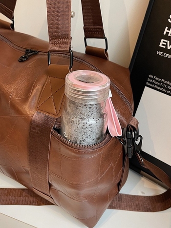 Τσάντα PU για ταξίδια και γυμναστήριο με λουρί ώμου τύπου crossbody, χωρητικότητα 20–35 L, αναπνεύσιμη, ανθεκτική στη φθορά, διαχωρισμός στεγνά/υγρά, επένδυση πολυεστέρα.