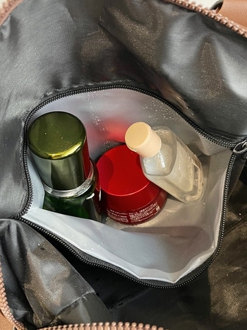 Τσάντα PU για ταξίδια και γυμναστήριο με λουρί ώμου τύπου crossbody, χωρητικότητα 20–35 L, αναπνεύσιμη, ανθεκτική στη φθορά, διαχωρισμός στεγνά/υγρά, επένδυση πολυεστέρα.