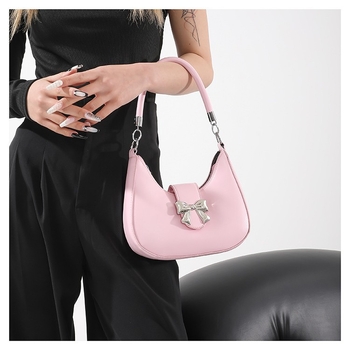 Τσάντα PU υπό μασχάλη, σε σχήμα μισοφέγγαρου, κλείσιμο με φερμουάρ, πολυεστερική επένδυση, μονή ιμάντας