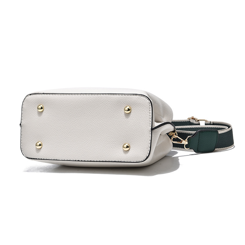 PU anyagú vödörtáska cipzárral, vödör alakú, PU bélés, belső cipzáras zseb és egy vállpánt