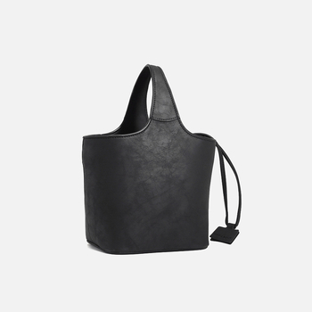 Bucket bag από microfiber συνθετικό δέρμα, με σχήμα καλάθι λαχανικών, επένδυση πολυεστερικο-βαμβακερή και εσωτερική τσέπη με φερμουάρ