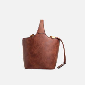 Bucket bag από microfiber συνθετικό δέρμα, με σχήμα καλάθι λαχανικών, επένδυση πολυεστερικο-βαμβακερή και εσωτερική τσέπη με φερμουάρ