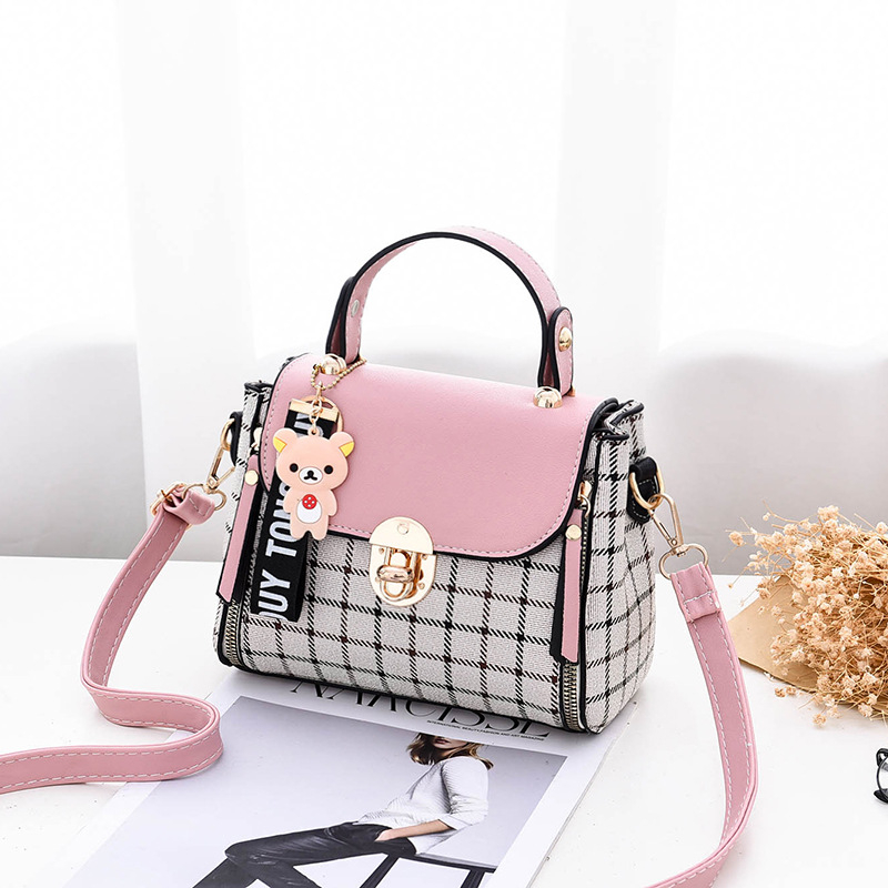 PU anyagú fedeles crossbody táska, városi letisztult stílus, vízszintes négyszögletes forma, telefonzseb és cipzáras rekesz