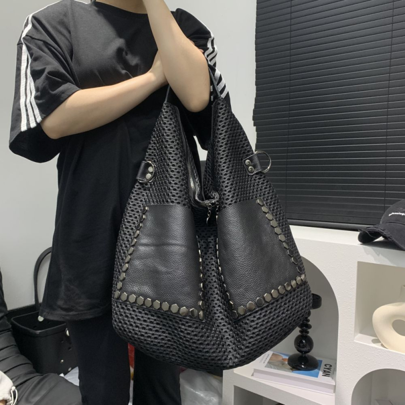 Geantă de umăr din piele naturală, închidere cu fermoar, compartiment intern cu buzunar cu fermoar, siluetă orizontală pătrată