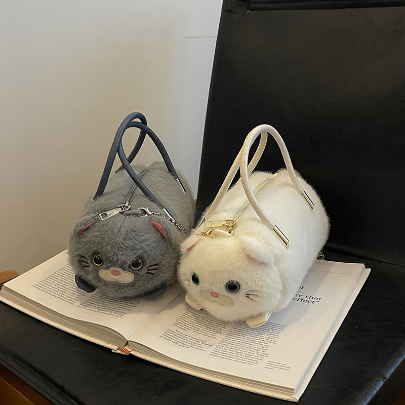 Capybara плюшена чанта за носене – карикатурен животински дизайн, кратък плюш, пълнеж PP памук (Материали: кратък плюш; Пълнеж: PP памук; Стил: карикатурно животно; Възраст: 7–14 г)