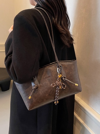 PU чанта за рамо с урбанистичен стил, хоризонтална квадратна форма, цип за закопчаване, полиестерова подплата, вътрешни джобове за мобилен телефон и идентификационна карта