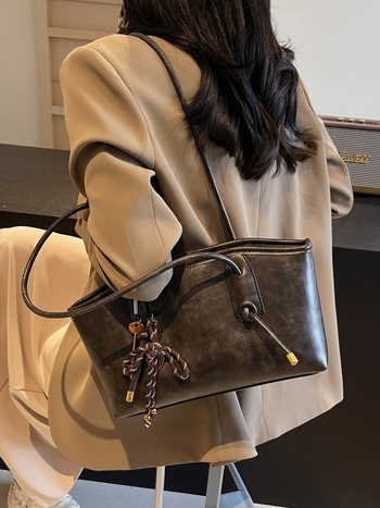 PU чанта за рамо с урбанистичен стил, хоризонтална квадратна форма, цип за закопчаване, полиестерова подплата, вътрешни джобове за мобилен телефон и идентификационна карта