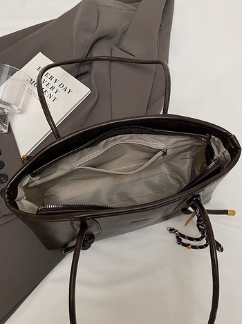 PU чанта за рамо с урбанистичен стил, хоризонтална квадратна форма, цип за закопчаване, полиестерова подплата, вътрешни джобове за мобилен телефон и идентификационна карта