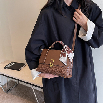 Τσάντα στον ώμο σε street-trend στυλ, PU υλικό, τετράγωνη τσάντα, σχήματος κουβά με καπάκι ανοίγματος, μονή λουρί