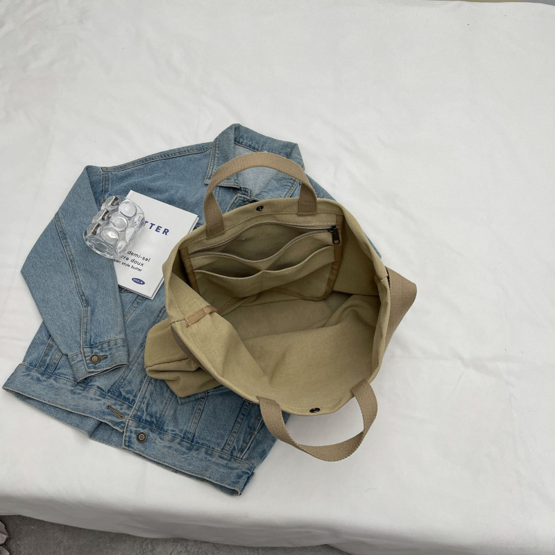 Vászon Tote táska, vízszintes négyszögletes siluettel, mágneszáras zárás, belső cipzáros zseb és telefontartó zseb