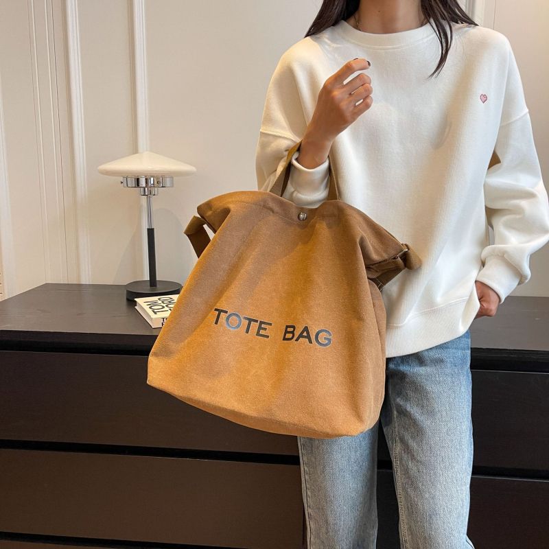 Vászon Tote táska, vízszintes négyszögletes siluettel, mágneszáras zárás, belső cipzáros zseb és telefontartó zseb