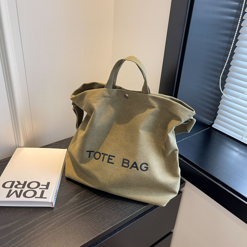 Vászon Tote táska, vízszintes négyszögletes siluettel, mágneszáras zárás, belső cipzáros zseb és telefontartó zseb