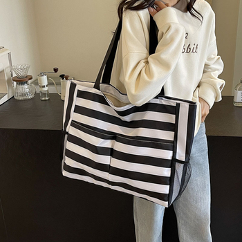 Νάιλον tote τσάντα σε αστικό μινιμαλιστικό στυλ, με κλείσιμο με φερμουάρ, οριζόντια τετράγωνη σιλουέτα, επένδυση πολυεστέρα